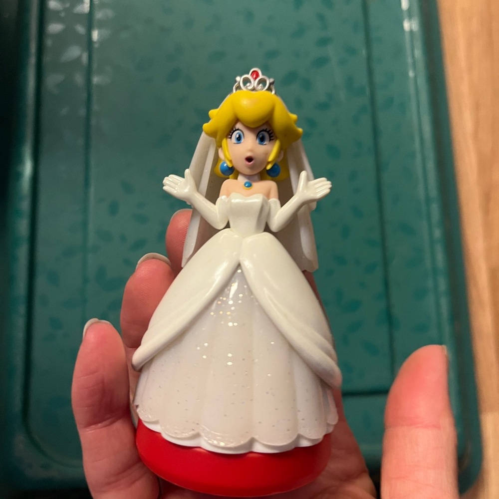 Nintendo amiibo Princess peach Figurine with White Dress and Red Base